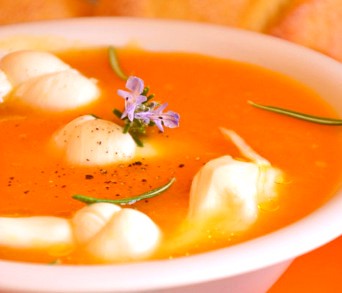Холодный томатный суп с песто и моцареллой