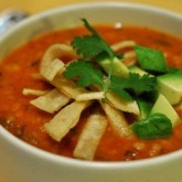 Холодный суп из красной смородины и помидоров с авокадо