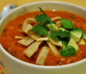Холодный суп из красной смородины и помидоров с авокадо